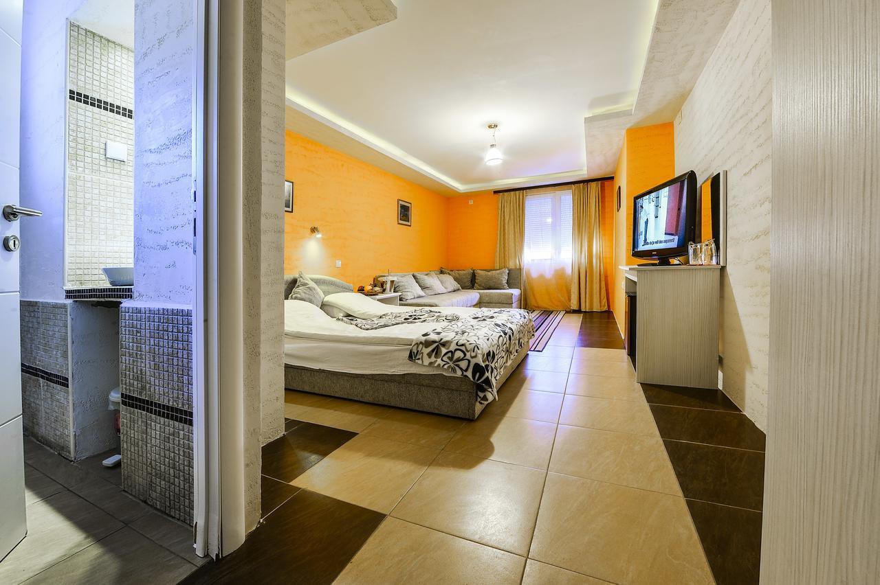 Vila Etna Hotel Ugrinovci  Esterno foto